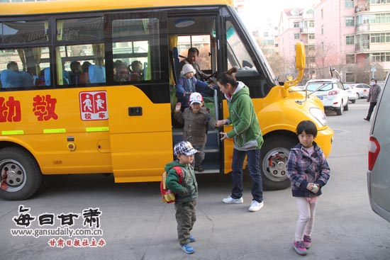 甘肅張掖出現(xiàn)大鼻子校車(圖)