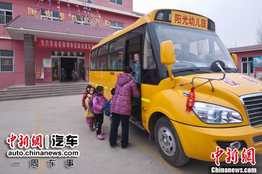 校車優(yōu)先政策 道路運(yùn)管部門要引導(dǎo)駕駛員讓行校