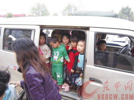 陽新縣：公安局長攔停超載校車