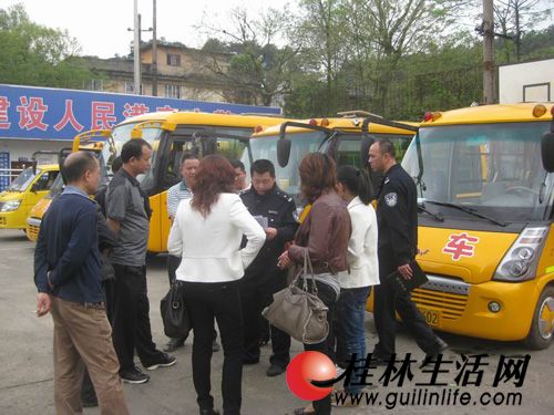 桂林雁山交警深入貫徹執行《校車安全管理條例》