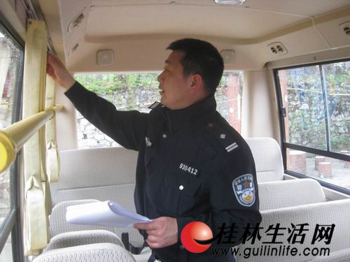 桂林雁山交警深入貫徹執行《校車安全管理條例》