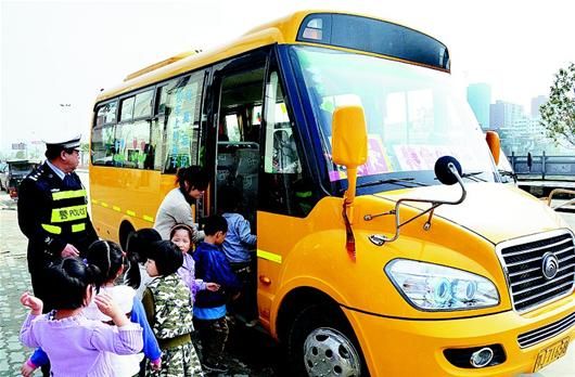 湖北羅田縣：孩子們坐上“大鼻子”新校車（圖）