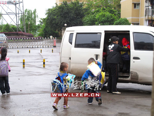 瀘州一幼兒園校車標識不清還超載　