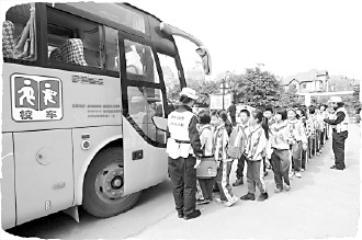 《校車安全管理條例》施行 嚴禁鳴笛閃燈催校車