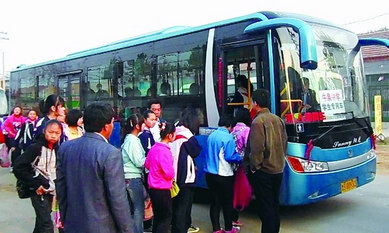 牛泉中學開通校車緩解學生上學難