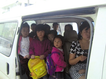 內江一“黑校車”超載22人（圖）