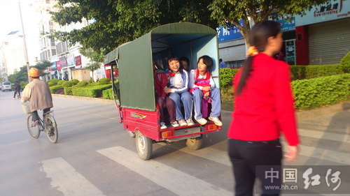 如此“校車”(圖) 如此“校車”(圖)