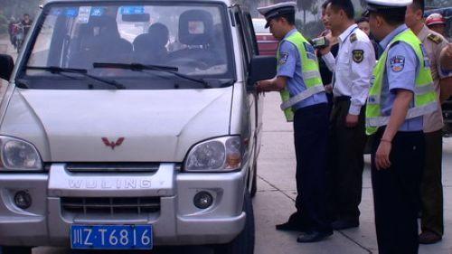 青神縣:按照校車安全新規定 重拳整治“黑校車”