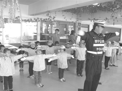 西寧：交警開展交通安全模擬教育，切實落實《校車安全管理條例》