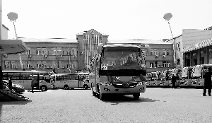 松原市寧江區首批20輛新校車投入使用(圖)