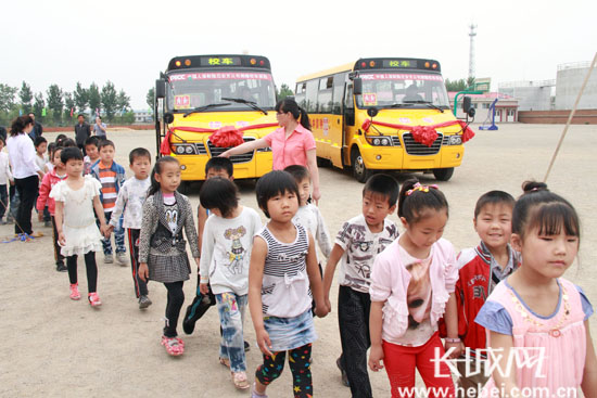 遷安：2名女企業家捐贈愛心校車