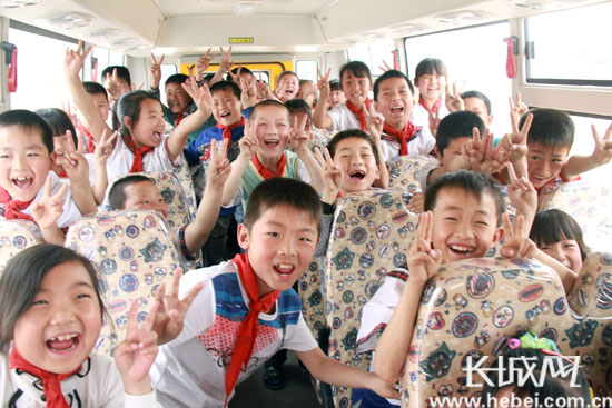 遷安：2名女企業家捐贈愛心校車