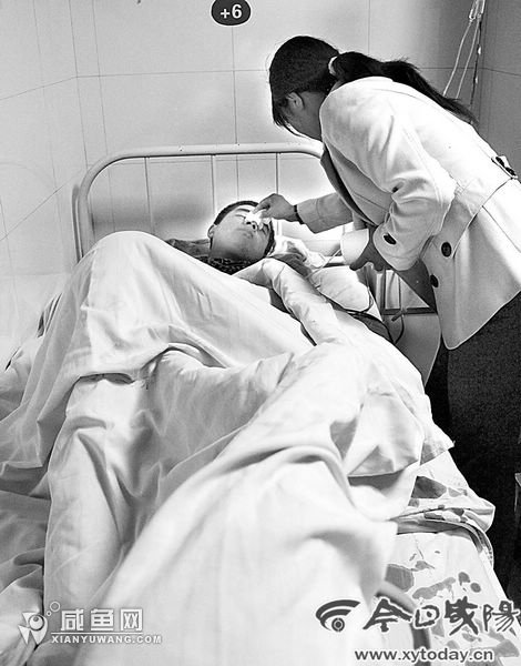 禮泉縣:校車為躲避水坑撞上騎摩托中學生 造成3人重傷