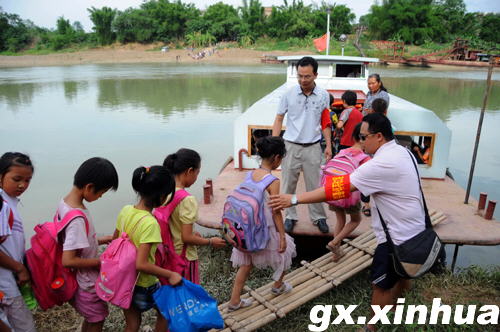 廣西田陽縣：“水上校車”免費擺渡（圖）