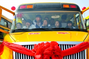 長春市新標準校車昨日運行啟動(圖)