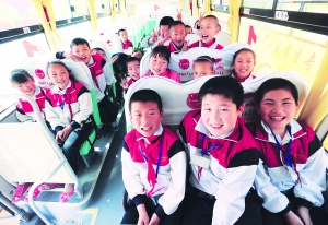 長(zhǎng)春市舉行中小學(xué)新標(biāo)準(zhǔn)校車(chē)運(yùn)行啟動(dòng)儀式/ 長(zhǎng)春市舉行中小學(xué)新標(biāo)準(zhǔn)校車(chē)運(yùn)行啟動(dòng)儀式