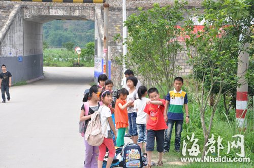 福州閩侯：校車點無遮棚小學生每天暴曬