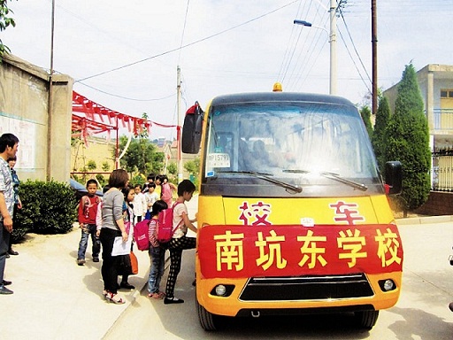 萬榮南坑?xùn)|村民集資買校車(圖)