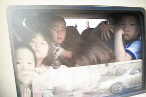 廈門：幼兒園7人座校車竟塞了42人 小朋友的臉緊貼后窗玻璃