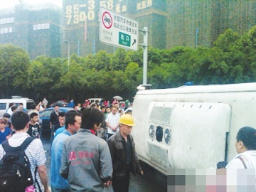 成都：滿載幼兒客車發生側翻 校方稱不是校車