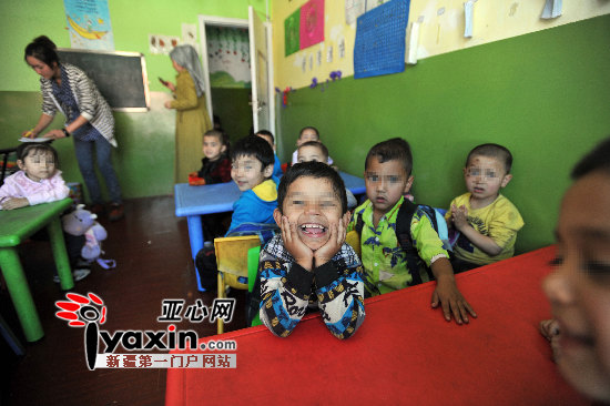 烏魯木齊11座面包車塞30個娃 司機沒駕照