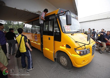 洛陽：司機(jī)不看限高 校車被卡橋下