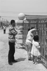 女童放學(xué)路上被碾壓 校車未送醫(yī)院半路將其扔下