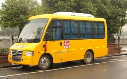 道縣街頭現(xiàn)新型校車/ 道縣街頭現(xiàn)新型校車