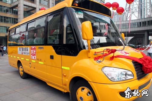  首輛“春天”校車駛入杜蒙貧困校