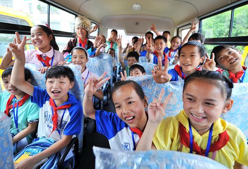 廣西首開10條校車線路 解決侗鄉學童交通難題