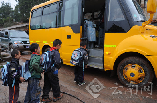 祿勸縣：兒童節(jié)孩子獲贈大鼻子校車(圖)