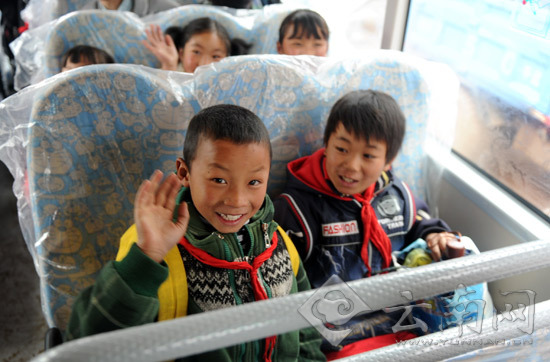 祿勸縣：兒童節(jié)孩子獲贈大鼻子校車(圖)