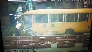 深圳龍崗區(qū)：滿載師生校車自燃 幸無人員傷亡(圖)