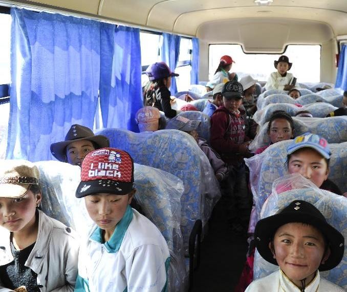 西藏孩子坐大鼻子校車