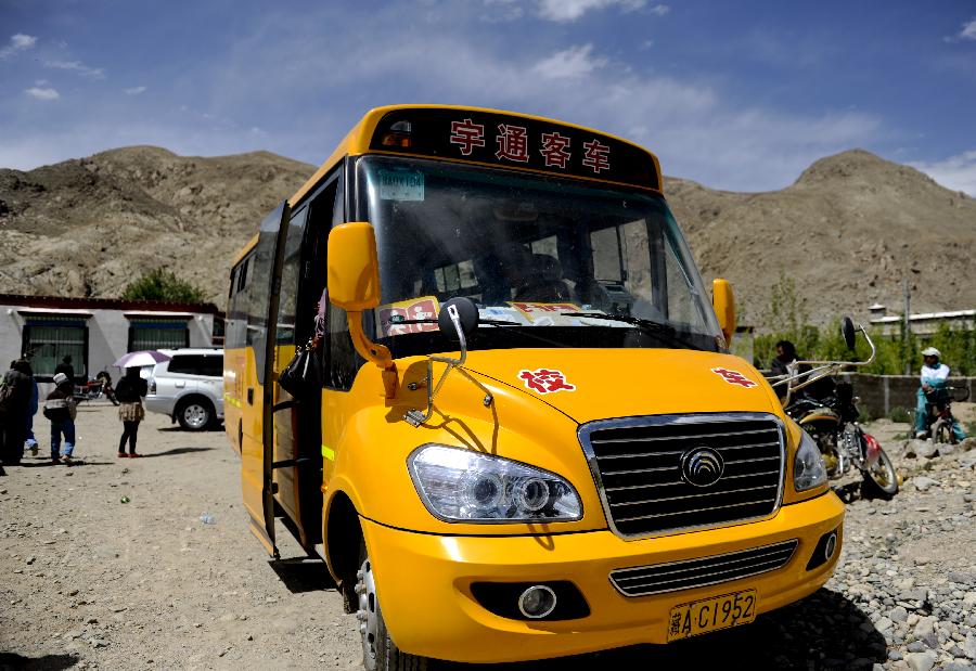 西藏孩子坐大鼻子校車