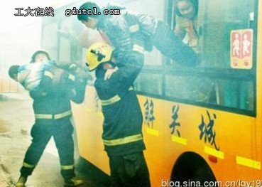 河南校車起火致多人死傷 事故原因未明 河南校車起火致多人死傷 事故原因未明