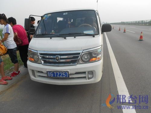 威縣：臨時校車隱患多 搭載學生超員150% 