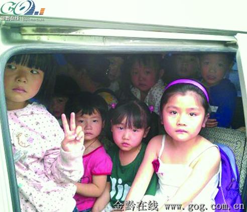 貴州：黑幼兒園用黑校車(圖)