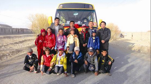 “開往春天的校車“在塔縣(圖)