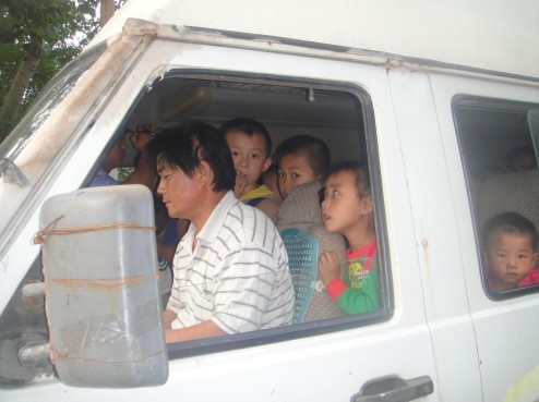 梁山交警查獲嚴重超員“黑校車” 