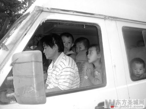 濟寧梁山一黑校車超載 核載16人竟裝62