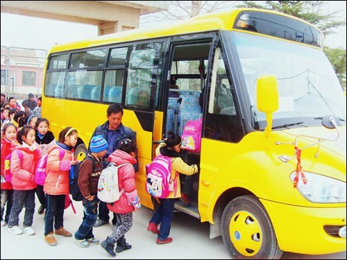 農民自買校車，好道德與領導無關（圖）