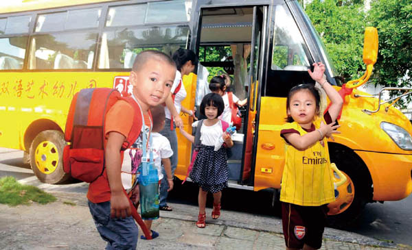 北海市:“長鼻子”校車昨日上崗 北海市:“長鼻子”校車昨日上崗