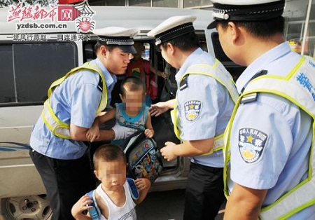 “黑校車”核載7人乘坐24人 滄州交警攔車轉運