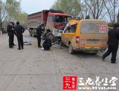 一個接著一個的校車之殤(圖)