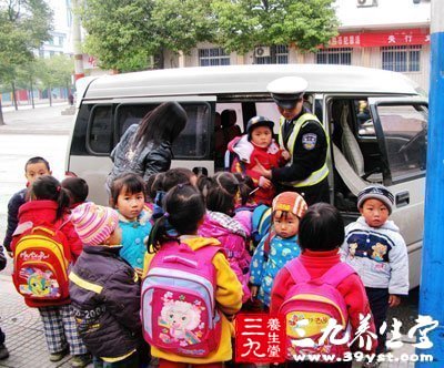 一個接著一個的校車之殤(圖)