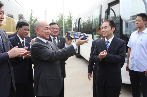 柬埔寨國王考察宇通客車