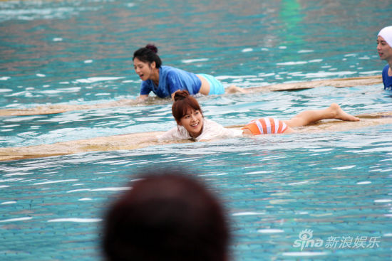 蔡妍霍政諺錄制《全力以赴》助力愛(ài)心公益