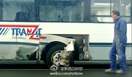 新西蘭：司機(jī)睡著后撞上校車
