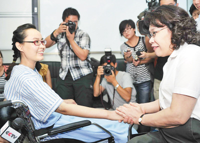 “最美女教師”張麗莉笑對人生 希望重新站回講臺